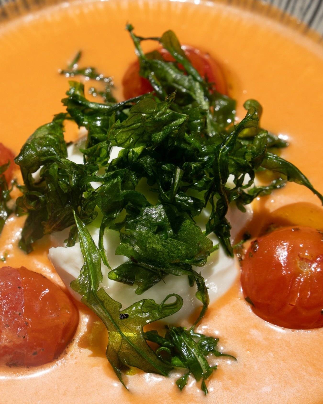 Burrata con salmorejo y tomates rojos asados