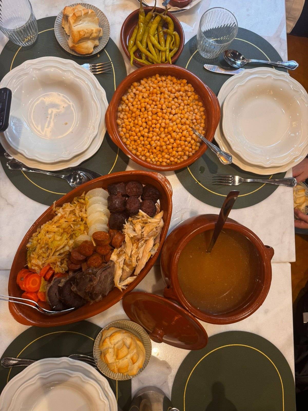 Cocido madrileño servido en tres vuelcos: sopa, garbanzos y carnes con verdura