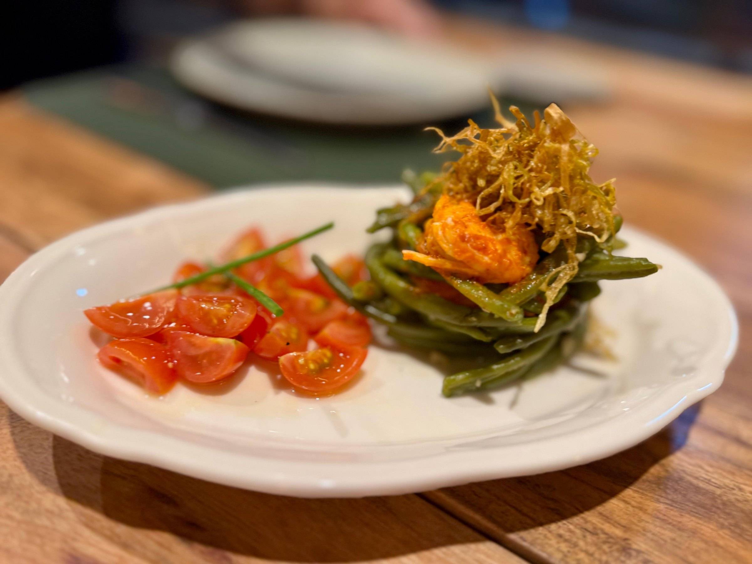Judías verdes con gambones y tomate aliñado