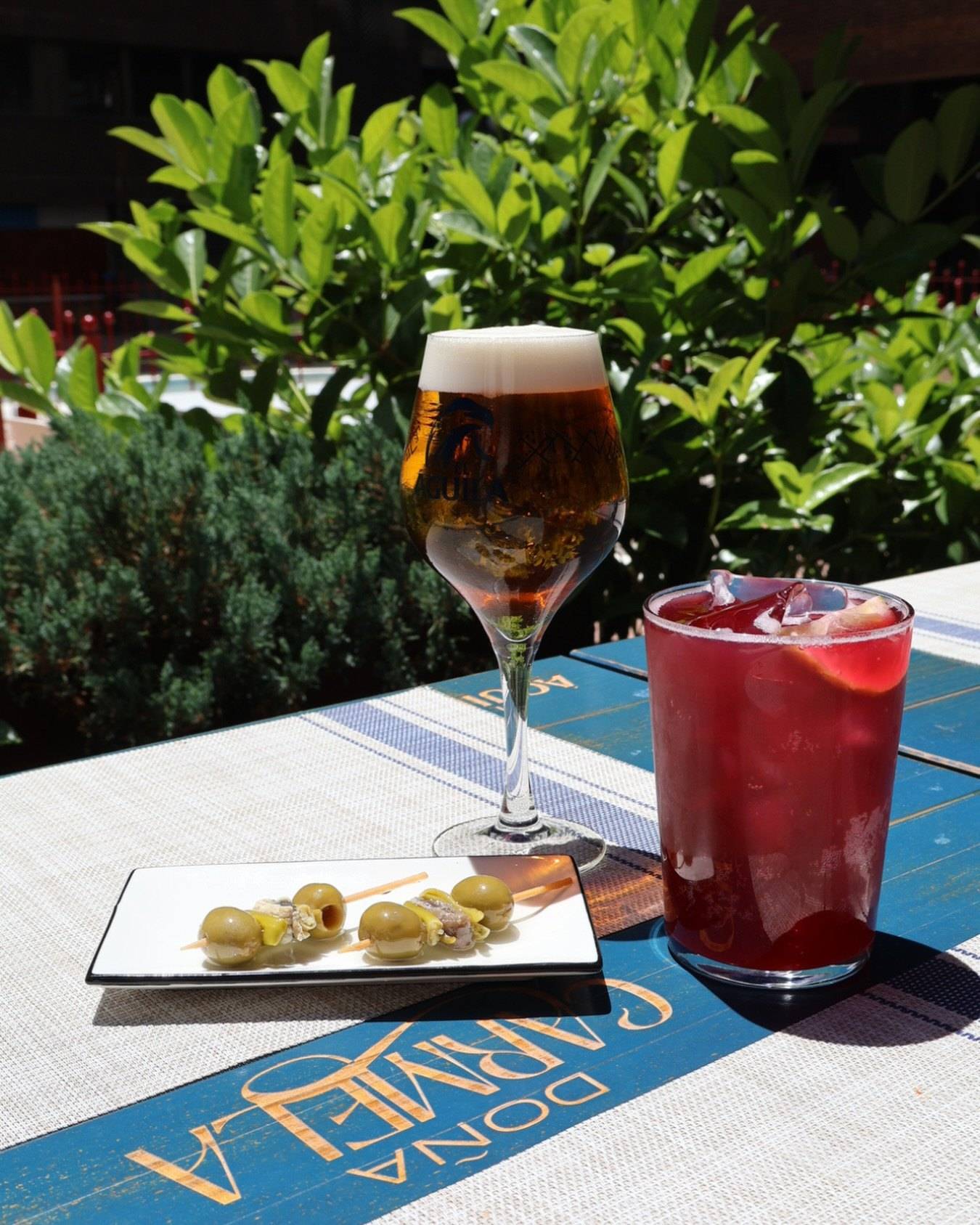 Caña, tinto de verano y gilda en una mesa de la terraza