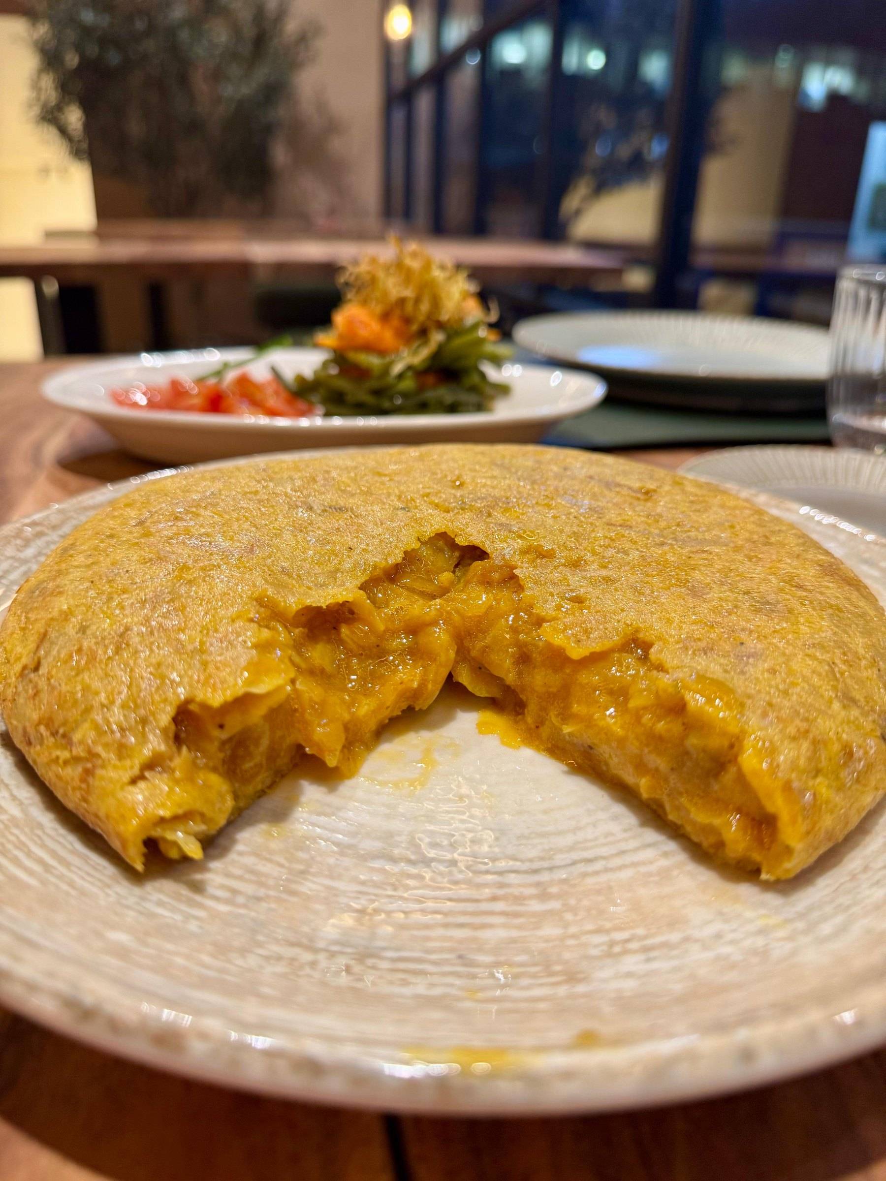 Tortilla al estilo Betanzos, poco cuajada, abierta por la mitad