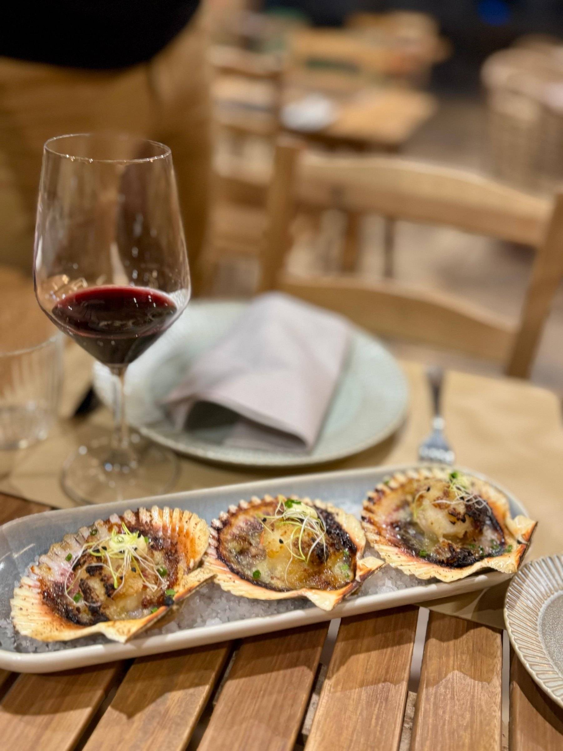 Vieiras gratinadas con polvo de jamón servidas en su concha
